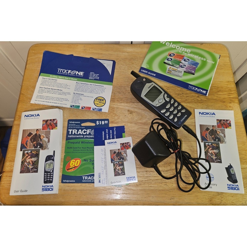 Vintage Nokia phone Charger & Manuals turns on & charges